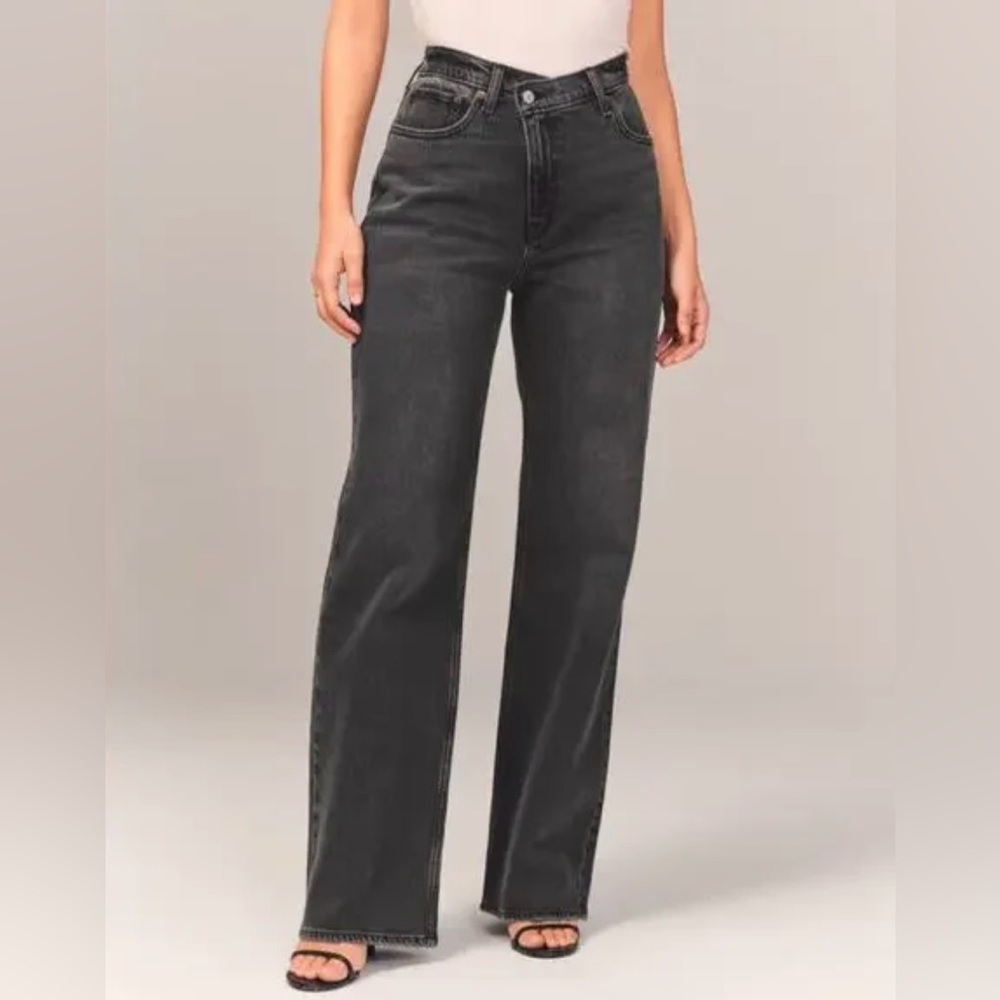 Abercrombie 90’s Staight Ultra High Rise, Size 28 Short